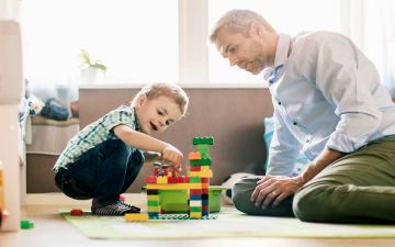 أفكار لألعاب داخلية لتحفيز الأطفال الصغار في البيت